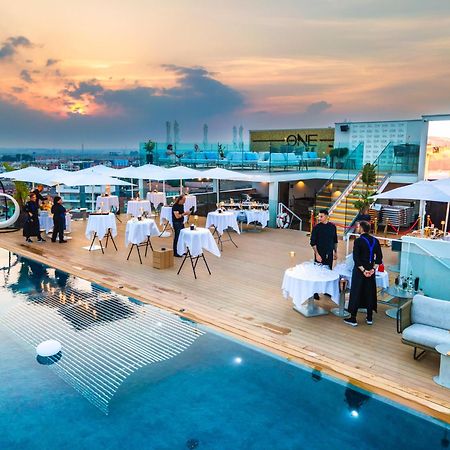 The One Caorle - Hotel & Apartments Esterno foto The rooftop pool at the hotel