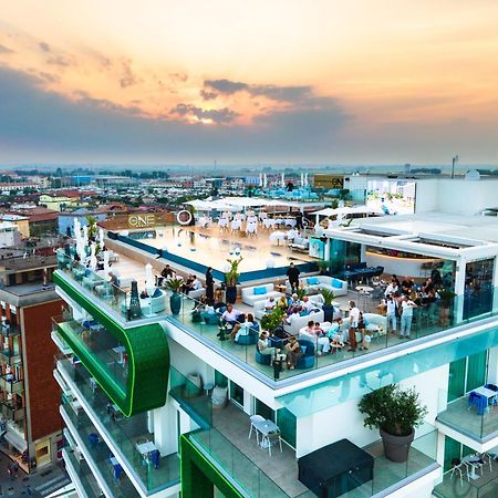 The One Caorle - Hotel & Apartments Esterno foto Skyline Bar