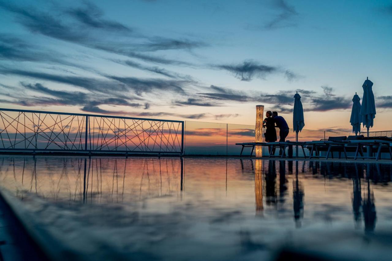 The One Caorle - Hotel & Apartments Esterno foto Sunset at the beach of Agia Marina