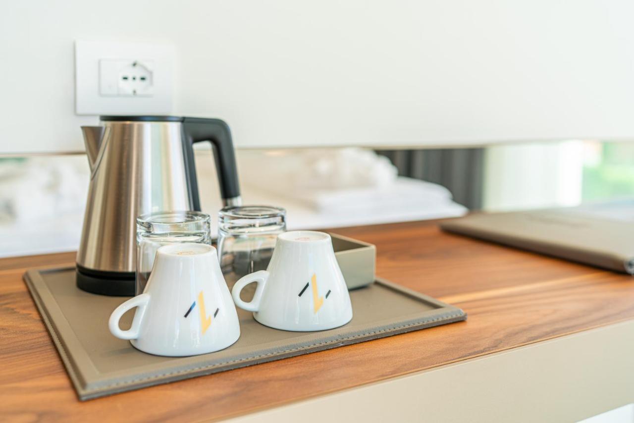 The One Caorle - Hotel & Apartments Esterno foto A kettle and two cups in a hotel room