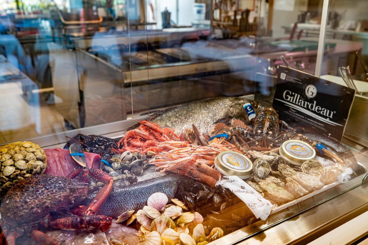 The One Caorle - Hotel & Apartments Esterno foto Seafood at a restaurant in Paris