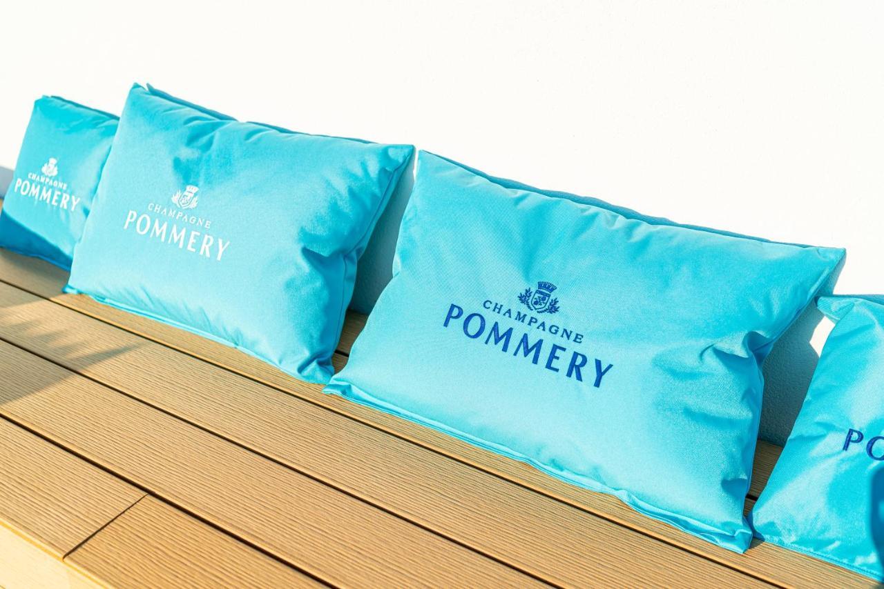 The One Caorle - Hotel & Apartments Esterno foto Pommery cushions