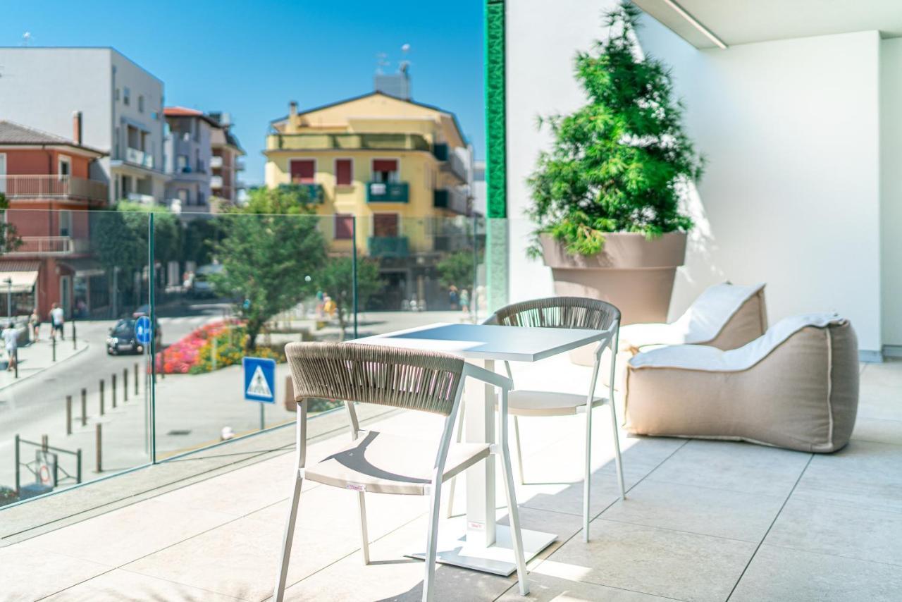 The One Caorle - Hotel & Apartments Esterno foto The balcony of a hotel room