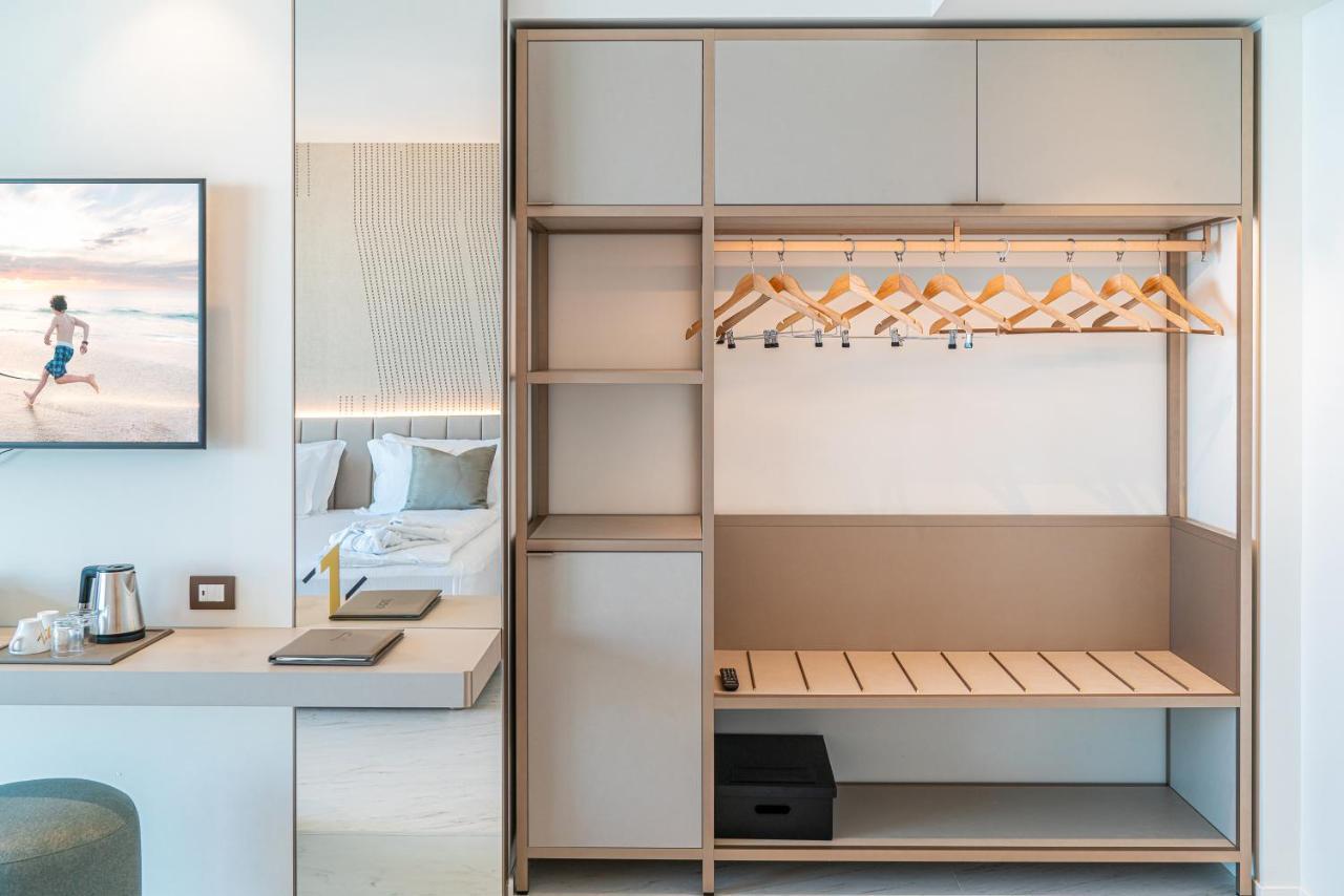 The One Caorle - Hotel & Apartments Esterno foto A wardrobe
