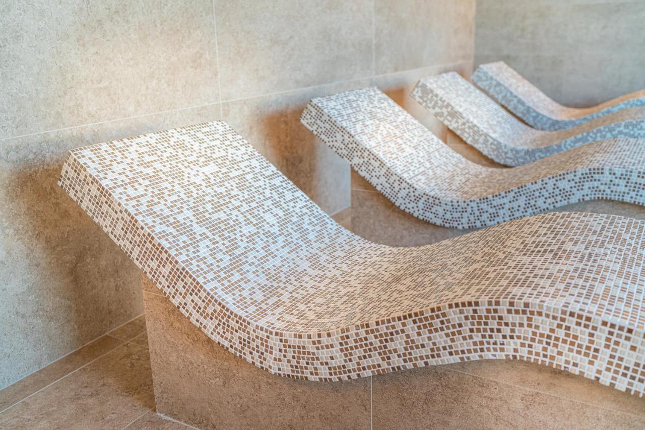 The One Caorle - Hotel & Apartments Esterno foto A modern chaise longue