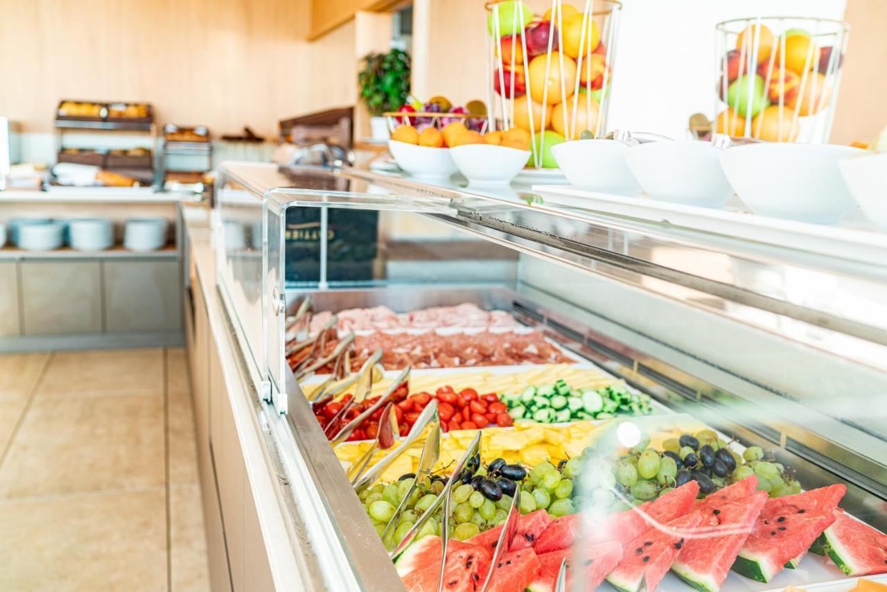 The One Caorle - Hotel & Apartments Esterno foto A salad bar