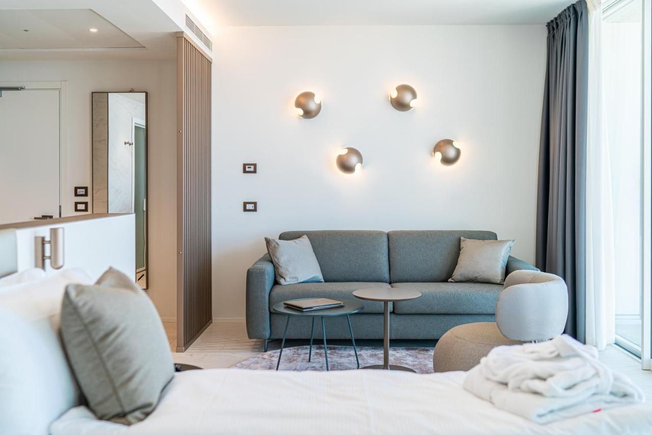 The One Caorle - Hotel & Apartments Esterno foto A room at the hotel