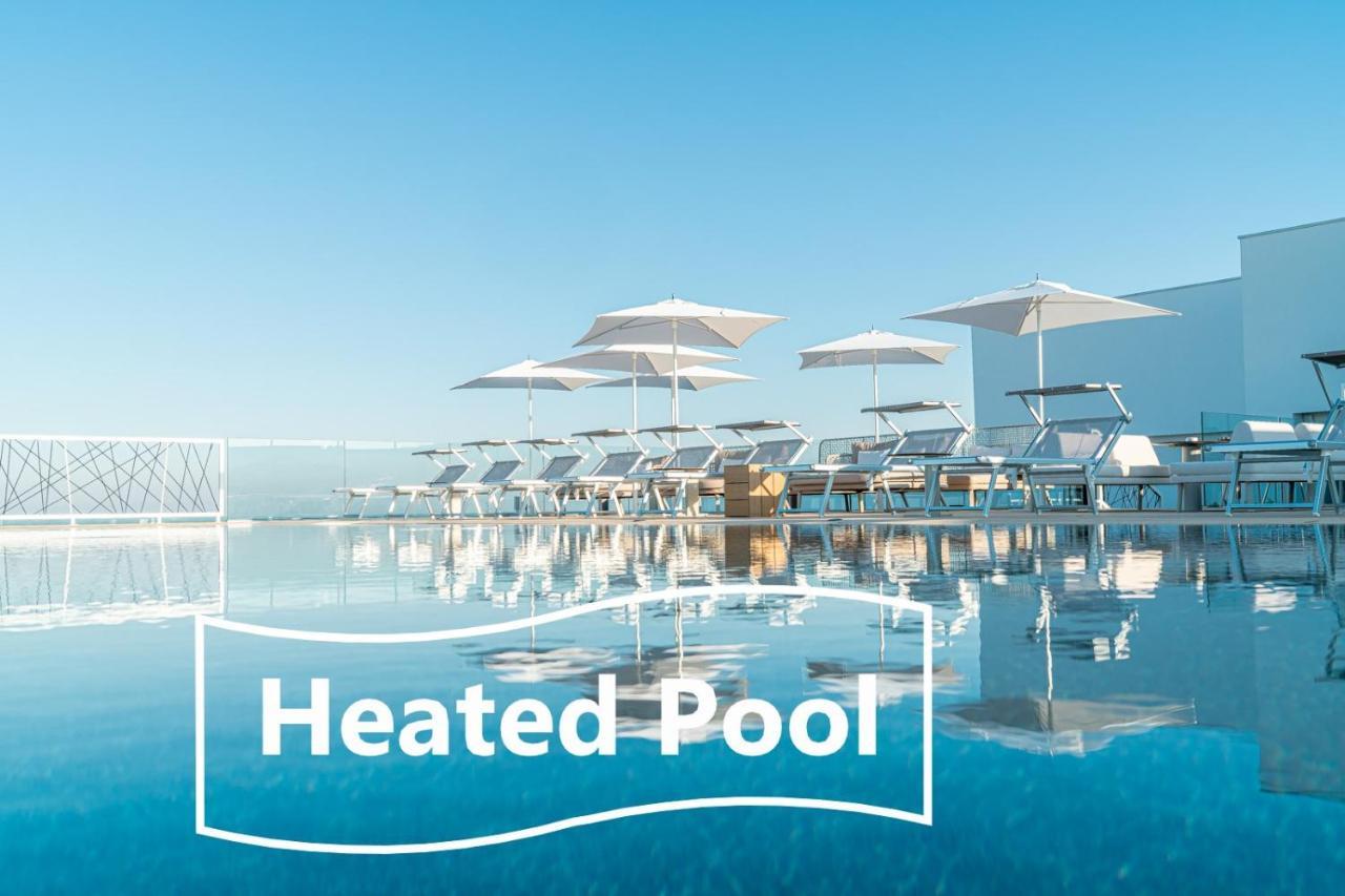 The One Caorle - Hotel & Apartments Esterno foto The heated pool at the Sky Bar