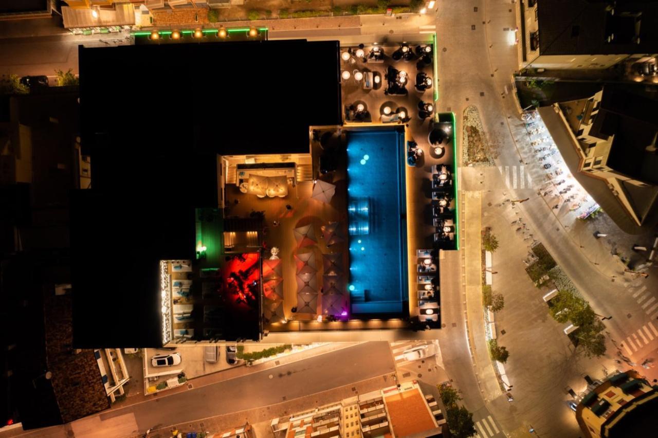 The One Caorle - Hotel & Apartments Esterno foto Aerial view of the nightclub