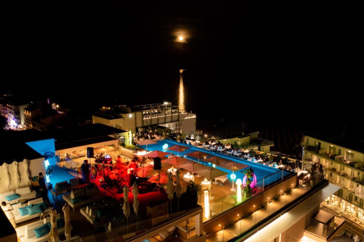 The One Caorle - Hotel & Apartments Esterno foto The Lighthouse at night