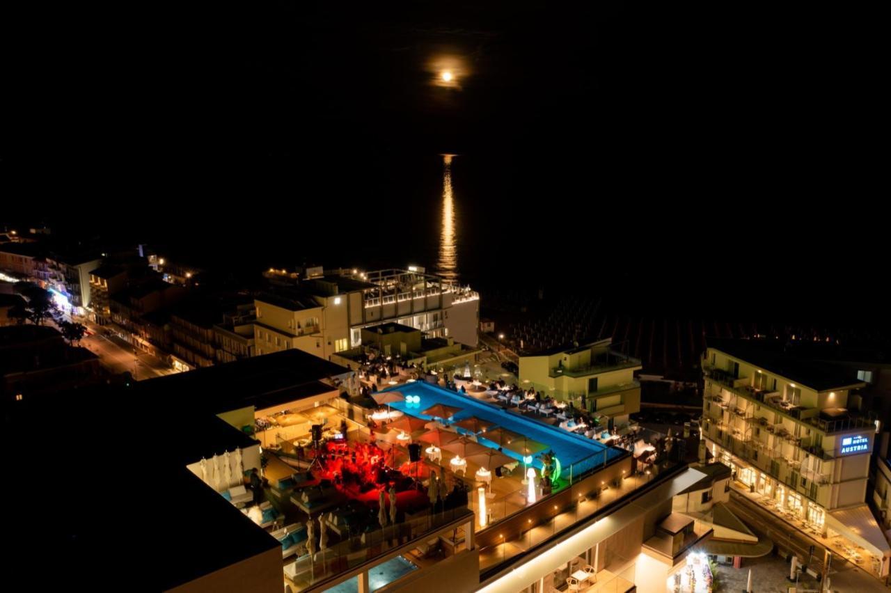 The One Caorle - Hotel & Apartments Esterno foto Night view of the lighthouse