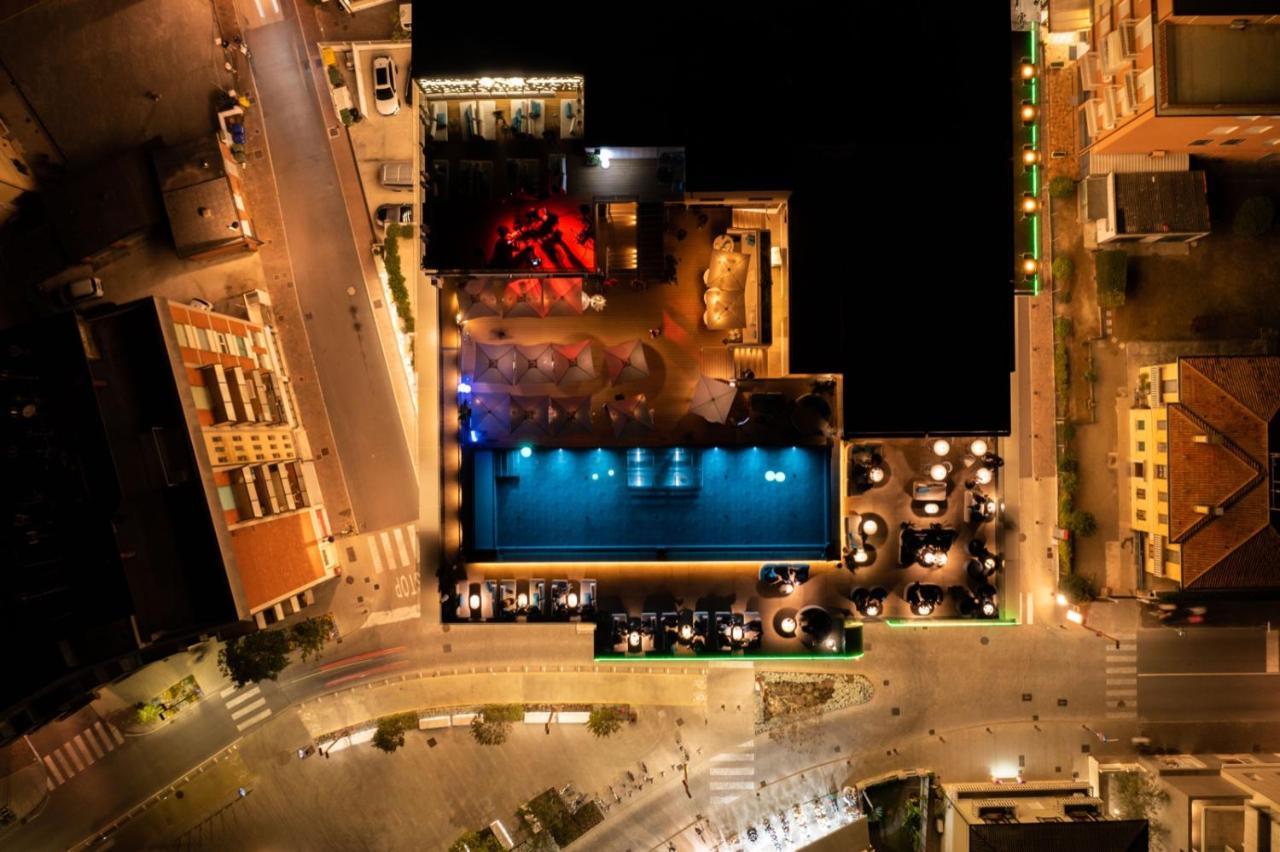 The One Caorle - Hotel & Apartments Esterno foto Aerial view of the pool at the hotel