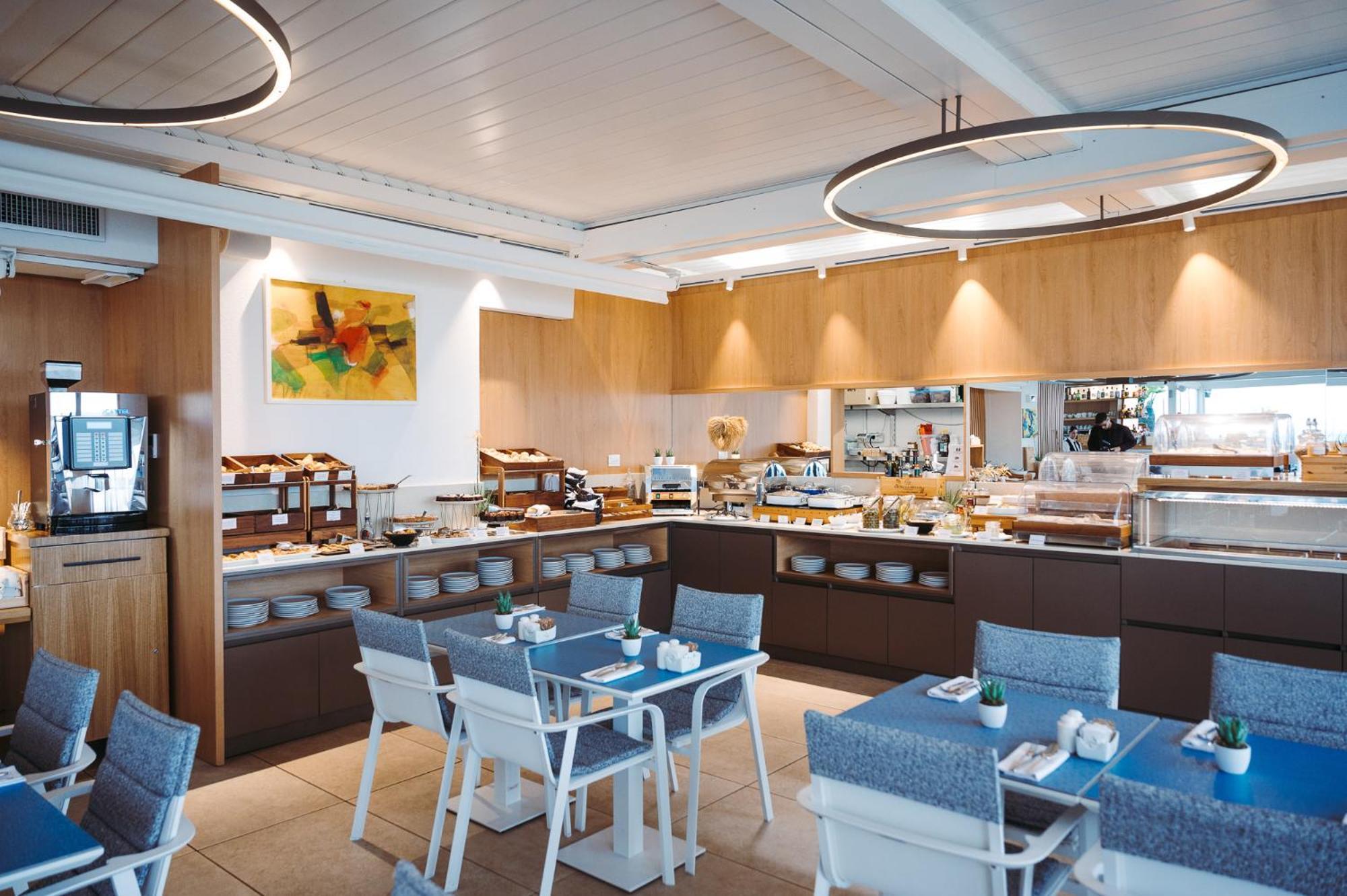 The One Caorle - Hotel & Apartments Esterno foto The lounge at the airport