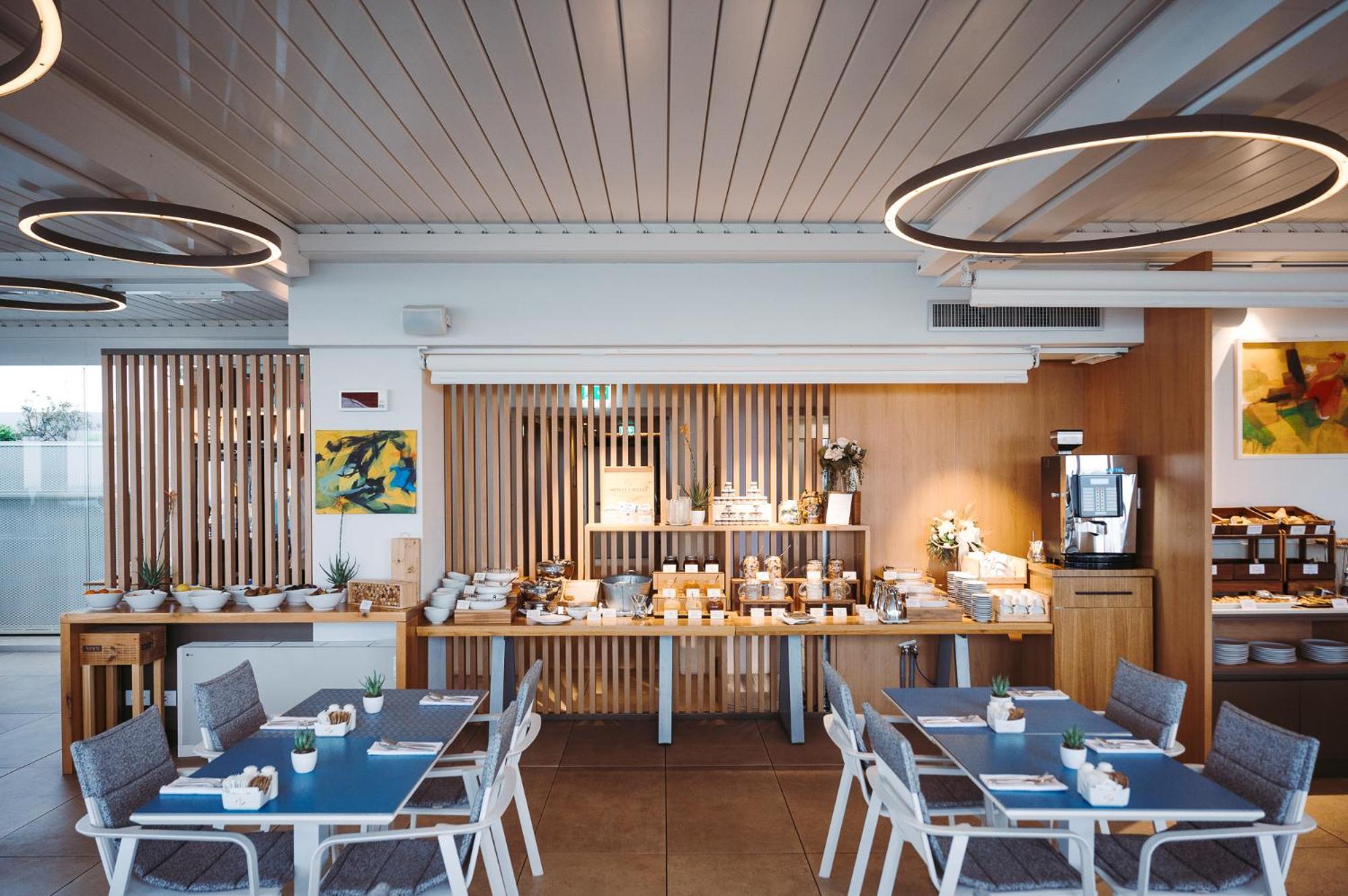 The One Caorle - Hotel & Apartments Esterno foto The lounge at the airport