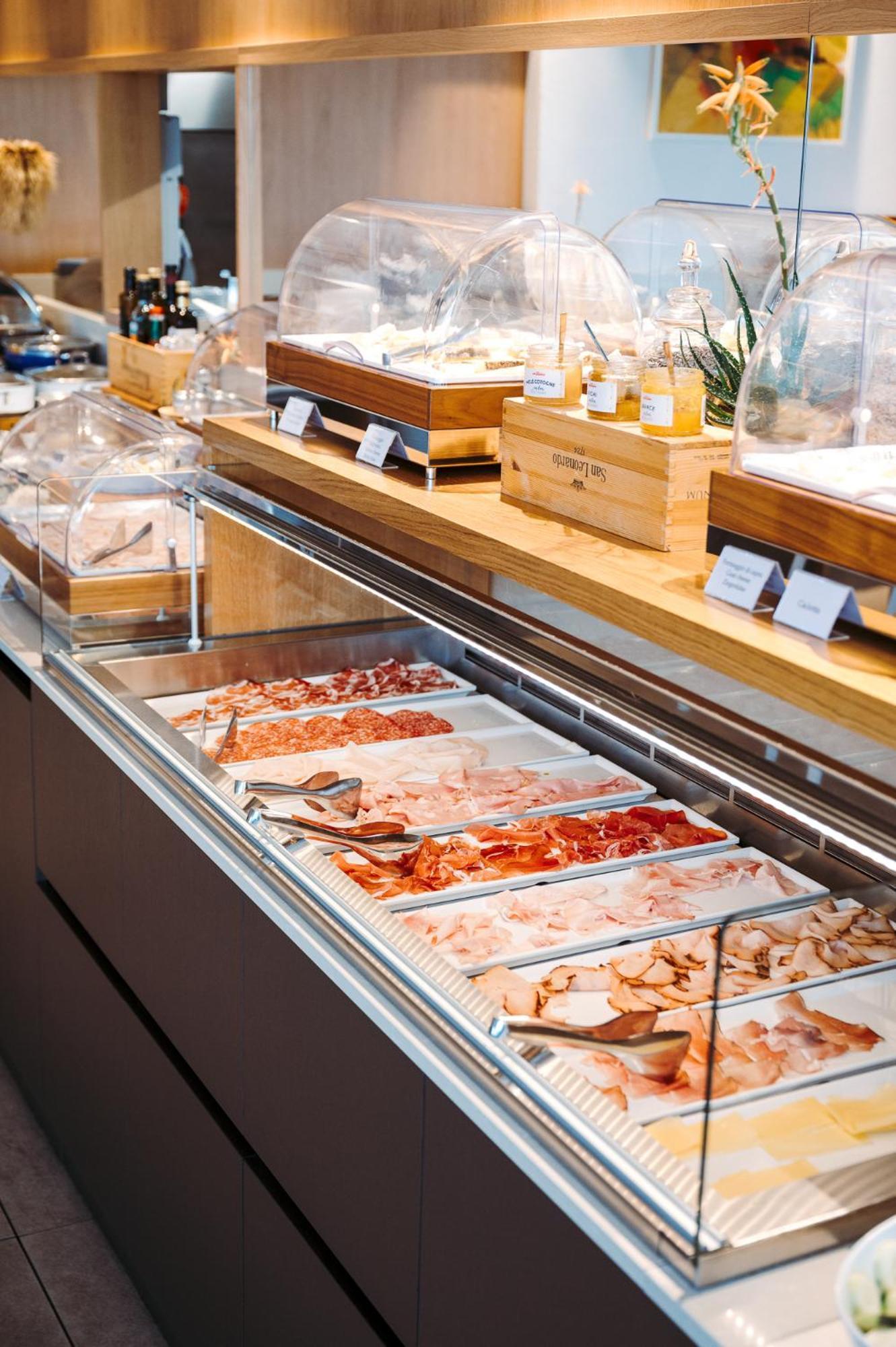 The One Caorle - Hotel & Apartments Esterno foto A selection of charcuterie at a buffet