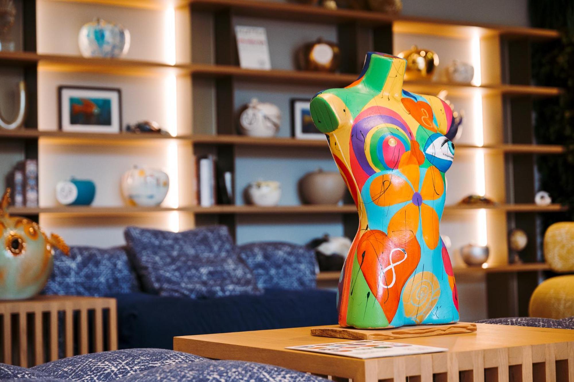 The One Caorle - Hotel & Apartments Esterno foto The 2019 winner of the competition, "The Body" by artist and sculptor, Peter Piot