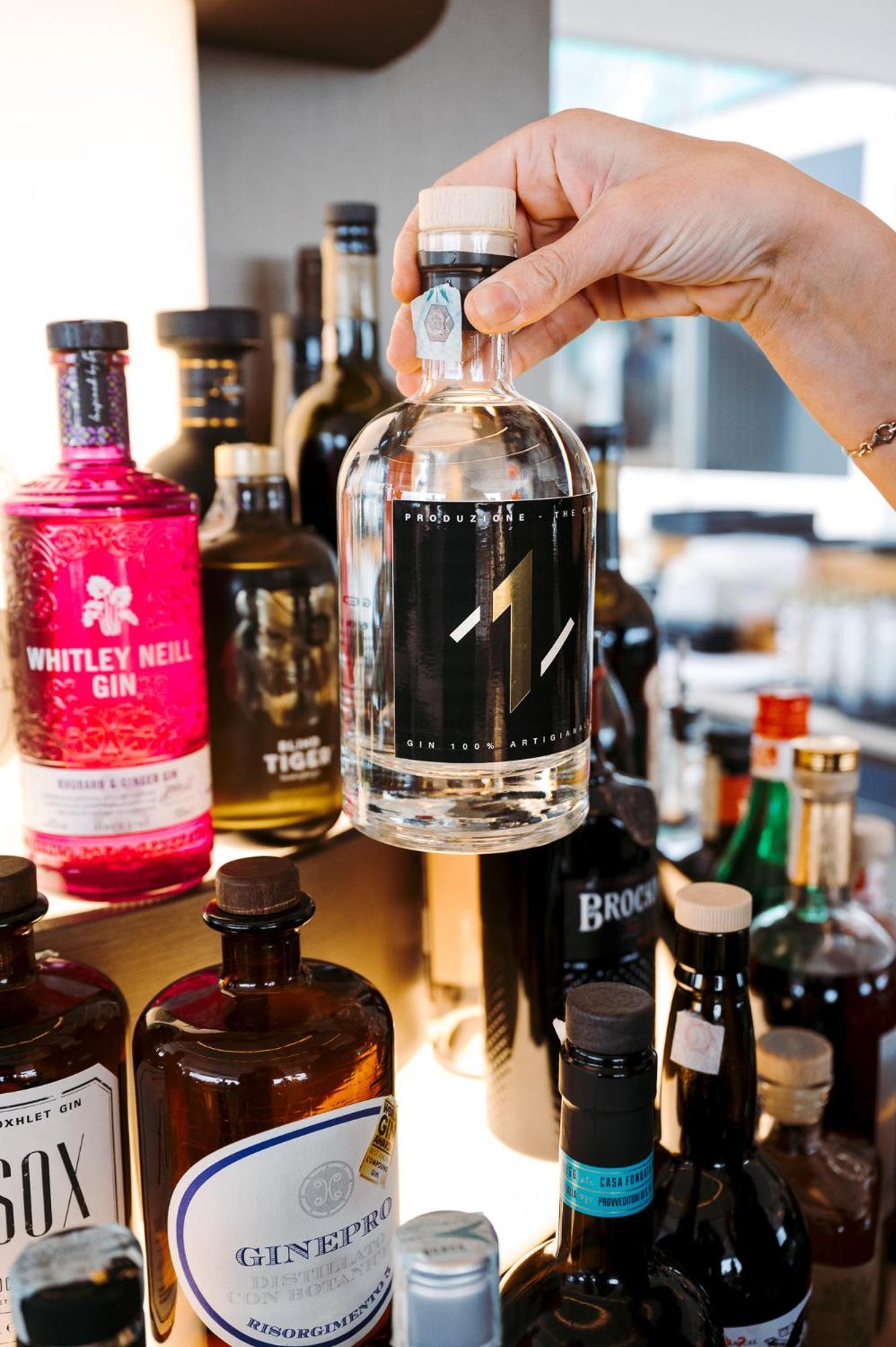 The One Caorle - Hotel & Apartments Esterno foto A bottle of N Gin