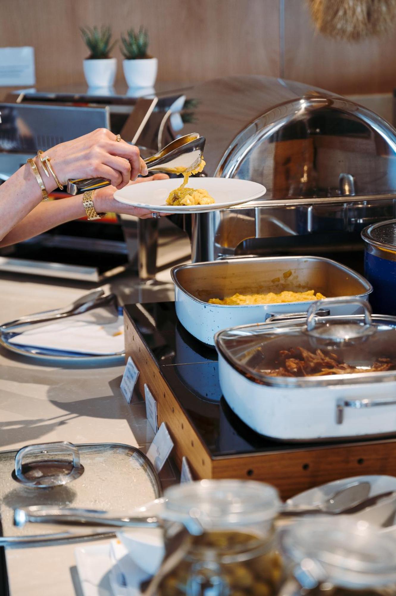 The One Caorle - Hotel & Apartments Esterno foto Scrambled eggs at a buffet