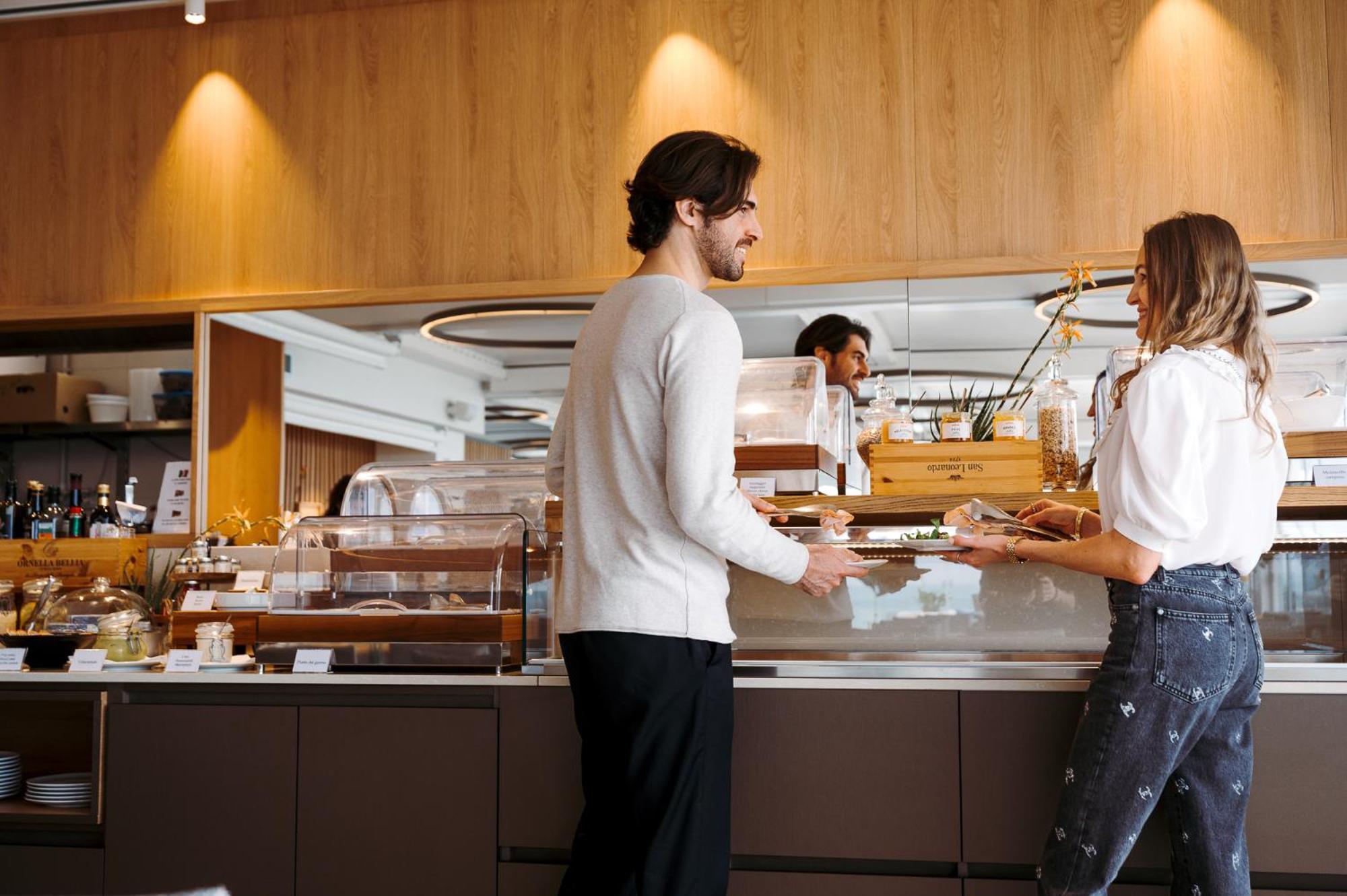 The One Caorle - Hotel & Apartments Esterno foto A barista at work
