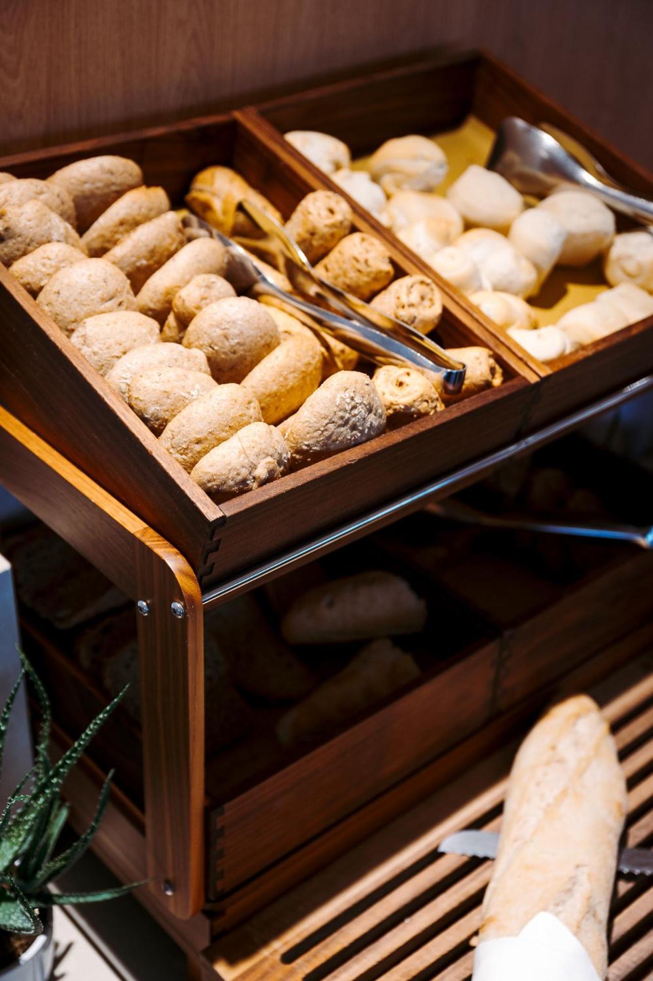 The One Caorle - Hotel & Apartments Esterno foto A bread display