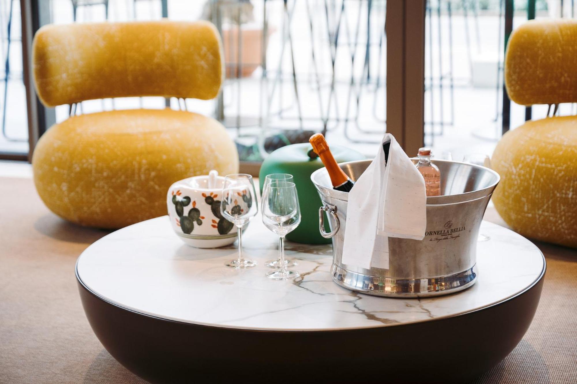 The One Caorle - Hotel & Apartments Esterno foto A wine cooler