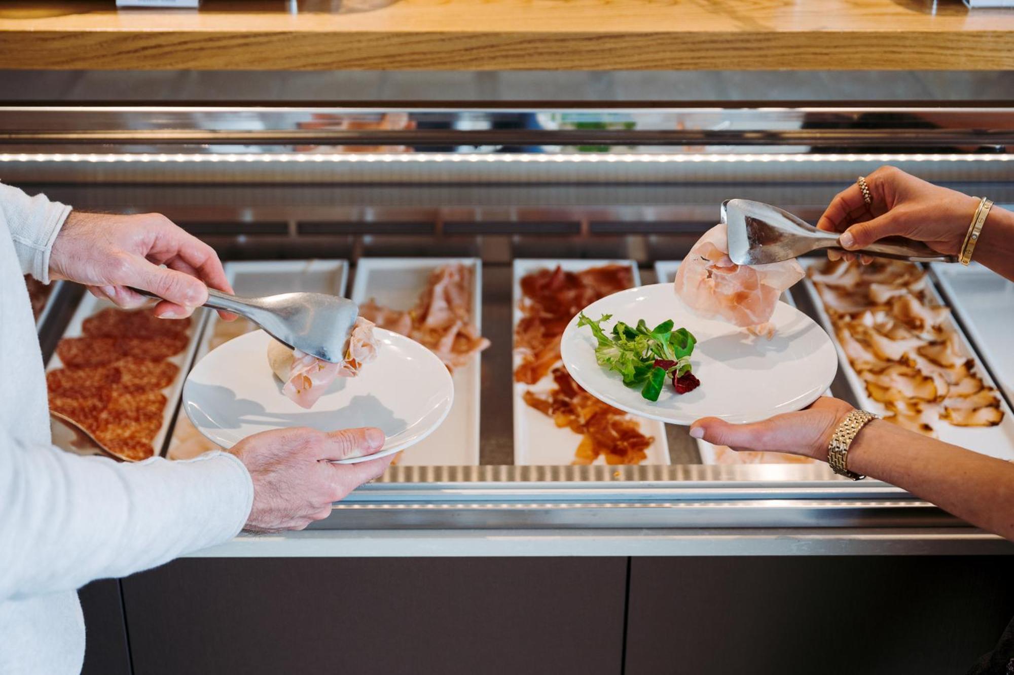 The One Caorle - Hotel & Apartments Esterno foto A buffet