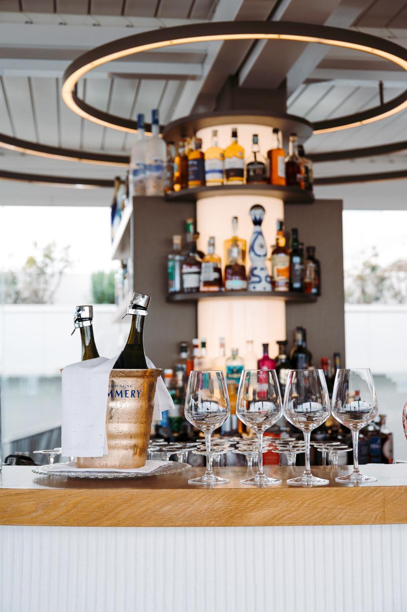 The One Caorle - Hotel & Apartments Esterno foto The bar at the 101 Skybar