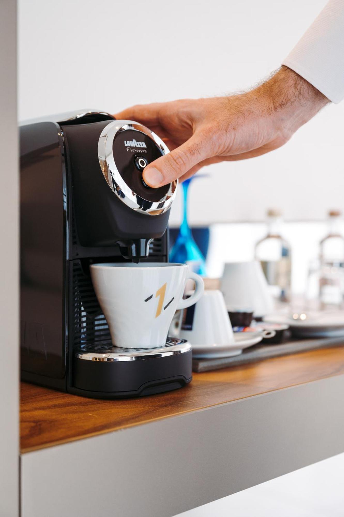 The One Caorle - Hotel & Apartments Esterno foto A single serve coffee machine