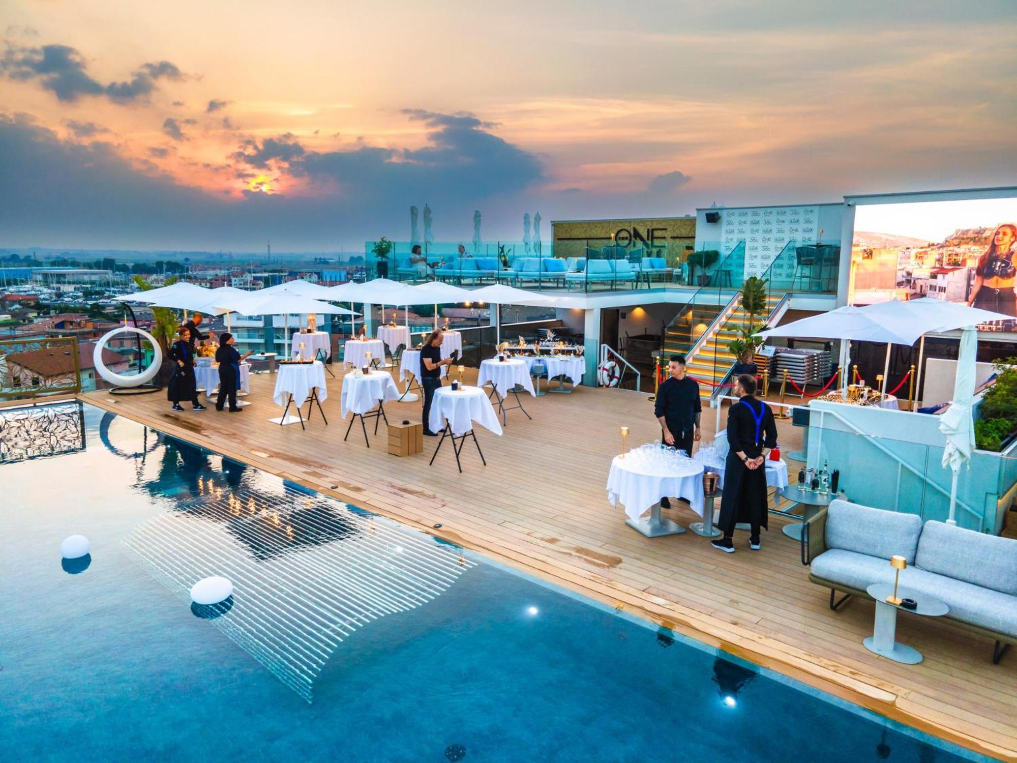 The One Caorle - Hotel & Apartments Esterno foto The rooftop pool at the hotel