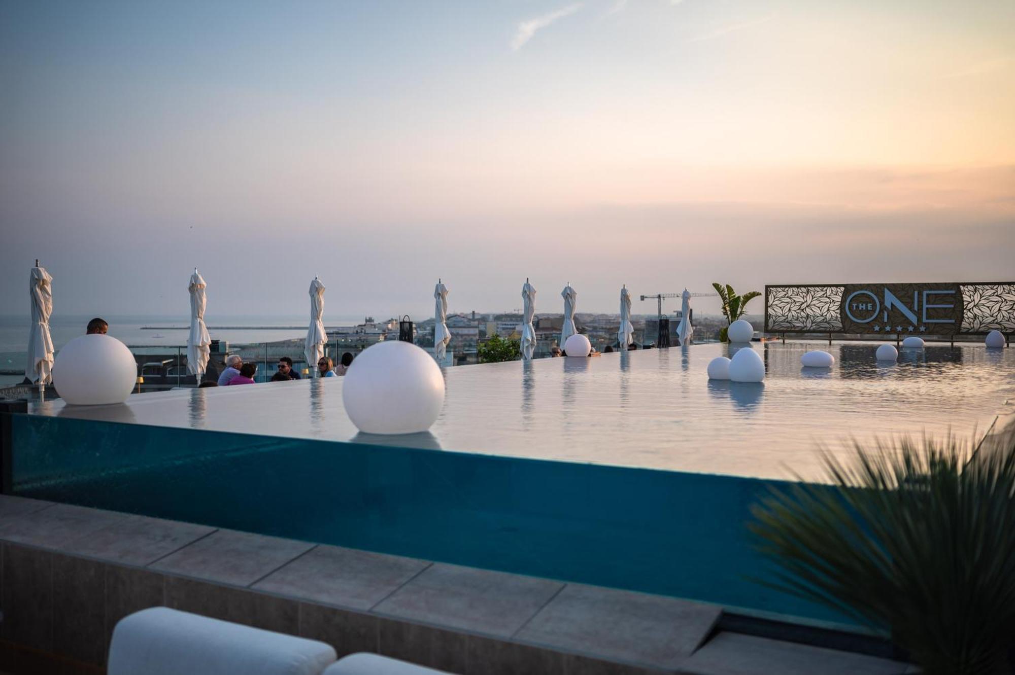 The One Caorle - Hotel & Apartments Esterno foto The rooftop pool at the hotel