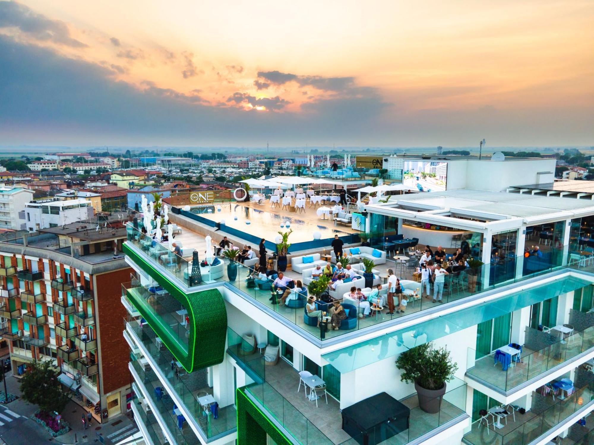 The One Caorle - Hotel & Apartments Esterno foto Skyline Bar