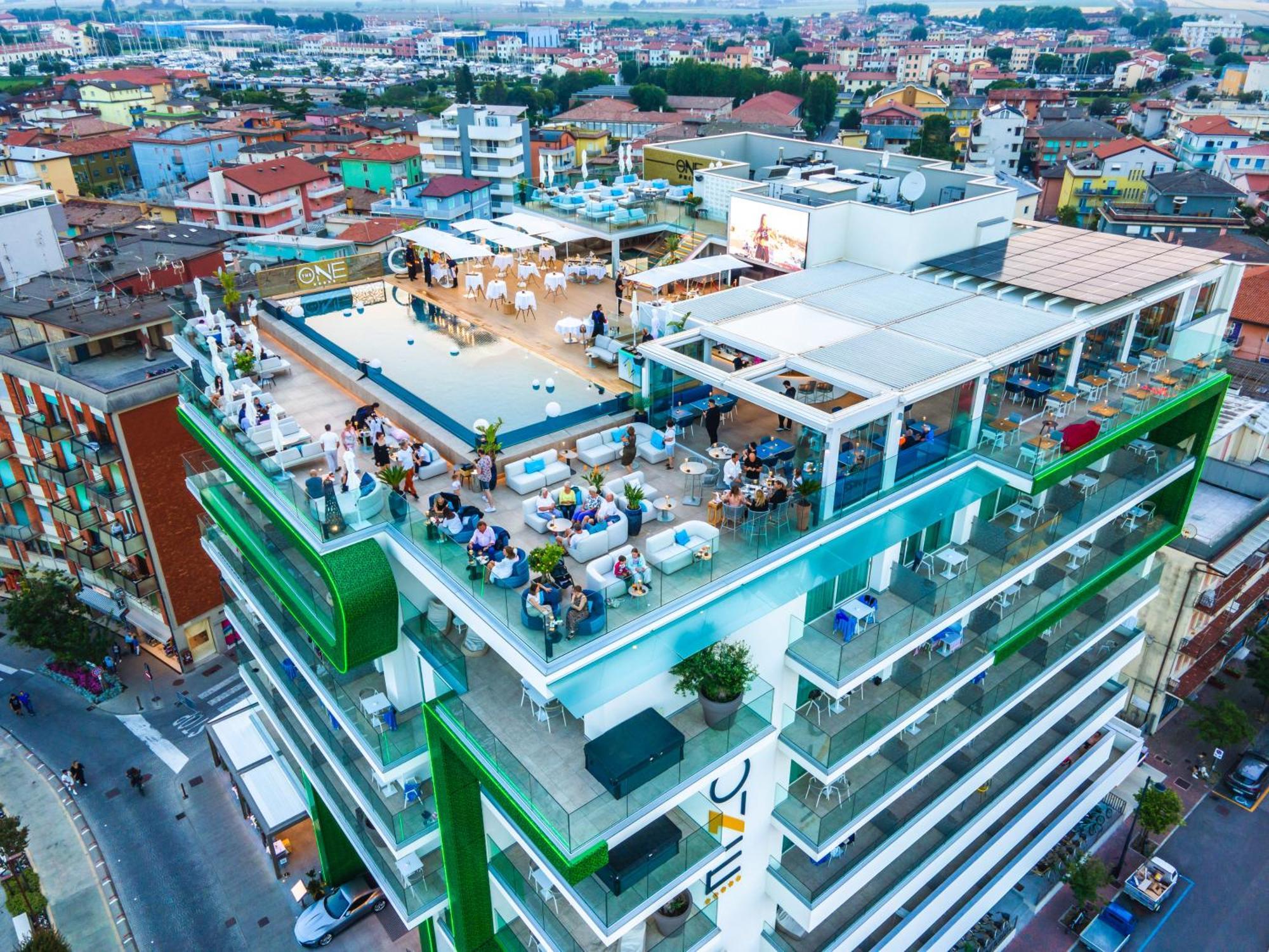 The One Caorle - Hotel & Apartments Esterno foto Skyline Rooftop