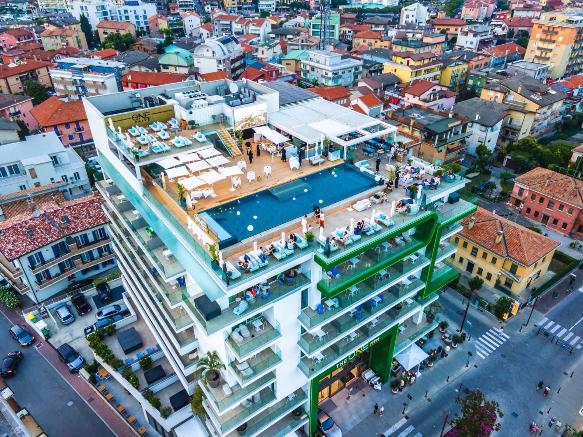 The One Caorle - Hotel & Apartments Esterno foto The hotel's rooftop pool